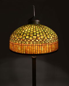 Tiffany Studios New York : Lampada da terra Curtain Border  - Asta La Collezione Enrico e Antonello Falqui. Di padre in figlio una vita nell'arte. - Associazione Nazionale - Case d'Asta italiane