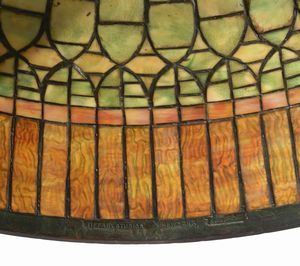 Tiffany Studios New York : Lampada da terra Curtain Border  - Asta La Collezione Enrico e Antonello Falqui. Di padre in figlio una vita nell'arte. - Associazione Nazionale - Case d'Asta italiane