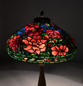 Tiffany Studios New York : Lampada da tavolo telescopica Peony  - Asta La Collezione Enrico e Antonello Falqui. Di padre in figlio una vita nell'arte. - Associazione Nazionale - Case d'Asta italiane