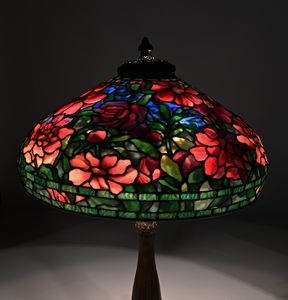 Tiffany Studios New York : Lampada da tavolo telescopica Peony  - Asta La Collezione Enrico e Antonello Falqui. Di padre in figlio una vita nell'arte. - Associazione Nazionale - Case d'Asta italiane