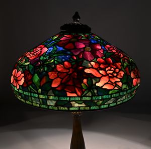 Tiffany Studios New York : Lampada da tavolo telescopica Peony  - Asta La Collezione Enrico e Antonello Falqui. Di padre in figlio una vita nell'arte. - Associazione Nazionale - Case d'Asta italiane