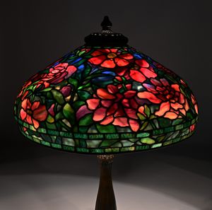 Tiffany Studios New York : Lampada da tavolo telescopica Peony  - Asta La Collezione Enrico e Antonello Falqui. Di padre in figlio una vita nell'arte. - Associazione Nazionale - Case d'Asta italiane