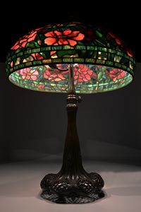 Tiffany Studios New York : Lampada da tavolo telescopica Peony  - Asta La Collezione Enrico e Antonello Falqui. Di padre in figlio una vita nell'arte. - Associazione Nazionale - Case d'Asta italiane