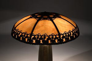 Lampada in fusione di metallo con diffusore in pasta vitrea gialla, Arts and Crafts, probabilmente Bradley & Hubbard Manufactory, Stati Uniti, inizi del Novecento  - Asta La Collezione Enrico e Antonello Falqui. Di padre in figlio una vita nell'arte. - Associazione Nazionale - Case d'Asta italiane