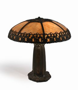 Lampada in fusione di metallo con diffusore in pasta vitrea gialla, Arts and Crafts, probabilmente Bradley & Hubbard Manufactory, Stati Uniti, inizi del Novecento  - Asta La Collezione Enrico e Antonello Falqui. Di padre in figlio una vita nell'arte. - Associazione Nazionale - Case d'Asta italiane