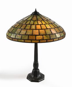 Lampada da tavolo in bronzo e vetro giallo piombato, attribuibile alla Duffner & Kimberly Co. New York, primi anni del Novecento  - Asta La Collezione Enrico e Antonello Falqui. Di padre in figlio una vita nell'arte. - Associazione Nazionale - Case d'Asta italiane