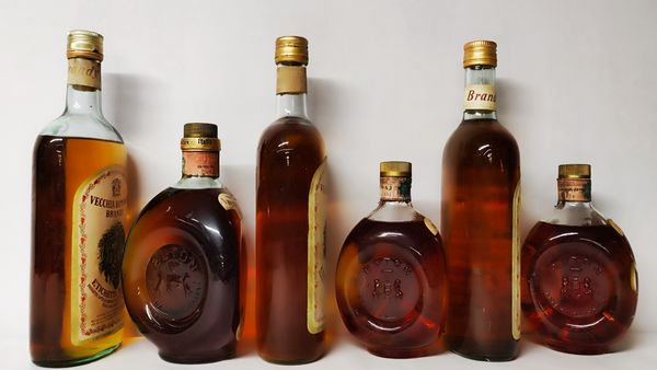 Vecchia Romagna Etichetta Bianca, Brandy  - Asta Wine & Spirits Flower Spring - Associazione Nazionale - Case d'Asta italiane