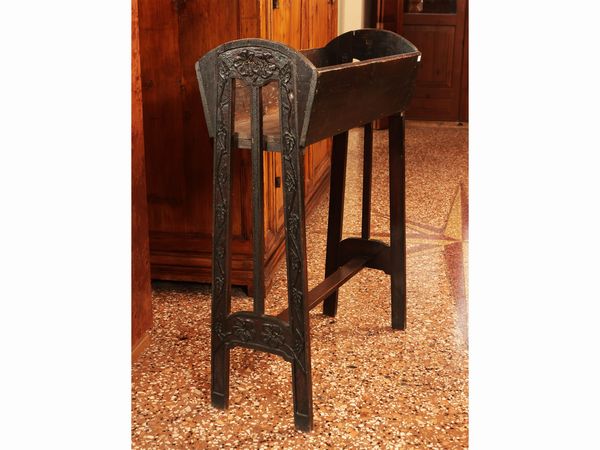 Fioriera in legno tenero di gusto Art Nouveau, inizio del XX secolo  - Asta Una casa a Verona - Associazione Nazionale - Case d'Asta italiane