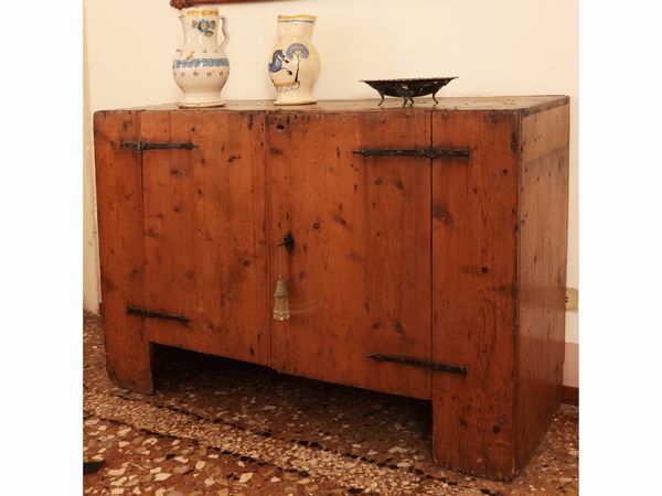 Credenza rustica in legno tenero  - Asta Una casa a Verona - Associazione Nazionale - Case d'Asta italiane