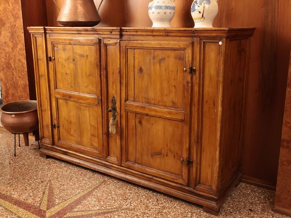 Grande credenza in legno tenero  - Asta Una casa a Verona - Associazione Nazionale - Case d'Asta italiane