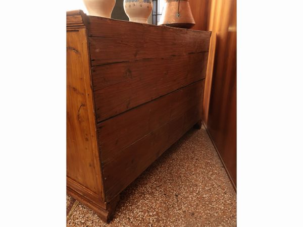 Grande credenza in legno tenero  - Asta Una casa a Verona - Associazione Nazionale - Case d'Asta italiane