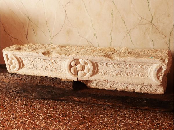 Antico frammento di architrave in marmo bianco  - Asta Una casa a Verona - Associazione Nazionale - Case d'Asta italiane