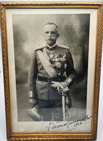 Foto con firma di Vittorio Emanuele III  - Asta Memorabilia storici e cinematografici - Associazione Nazionale - Case d'Asta italiane