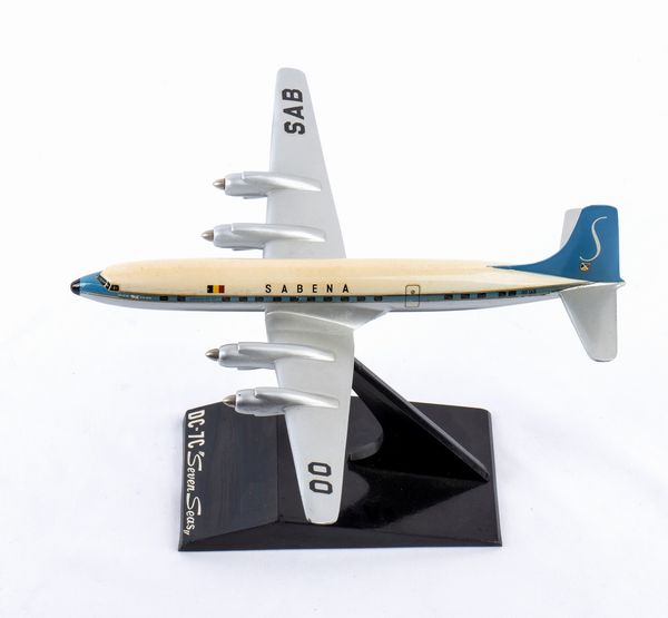 Douglas DC-7C Seven Seas  - Asta Memorabilia storici e cinematografici - Associazione Nazionale - Case d'Asta italiane