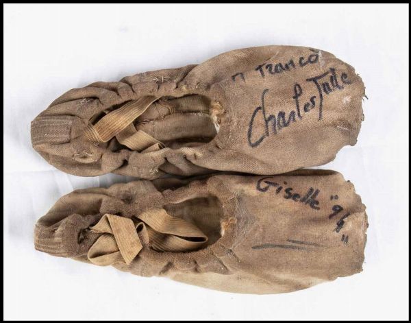 Jude, Charles  (M? Tho, 25 luglio 1953) : Jude, Charles ( - 25 luglio 1953) Scarpe da danza autografate  - Asta Memorabilia storici e cinematografici - Associazione Nazionale - Case d'Asta italiane