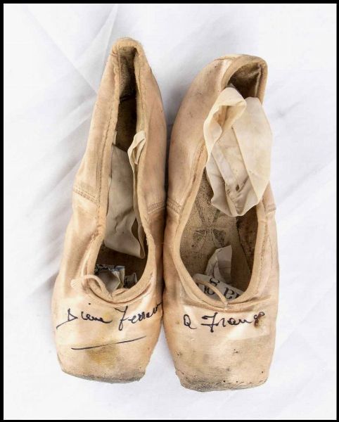 Ferrara, Diana - Scarpe da danza autografate  - Asta Memorabilia storici e cinematografici - Associazione Nazionale - Case d'Asta italiane