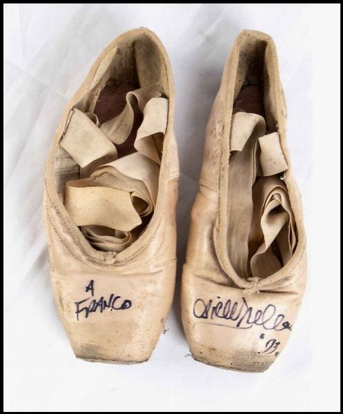 Dorella, Oriella (Milano, 25 gennaio 1952) : Dorella, Oriella (Milano, 25 gennaio 1952) - Scarpe da danza autografate  - Asta Memorabilia storici e cinematografici - Associazione Nazionale - Case d'Asta italiane