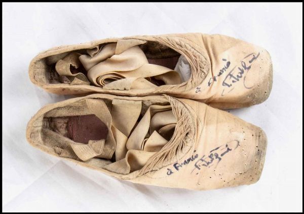 Scarpe da danza autografate  - Asta Memorabilia storici e cinematografici - Associazione Nazionale - Case d'Asta italiane