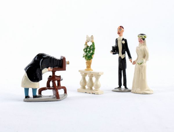 Collezione figurine, personaggi per matrimonio, comunione XX secolo  - Asta Memorabilia storici e cinematografici - Associazione Nazionale - Case d'Asta italiane