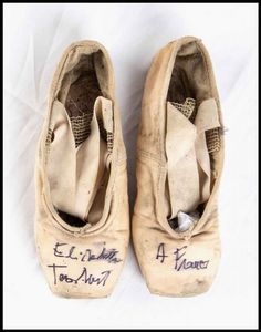 Terabust, Elisabetta (Varese, 4 agosto 1946 – Roma, 5 febbraio 2018) - Terabust, Elisabetta - Scarpe da danza autografate