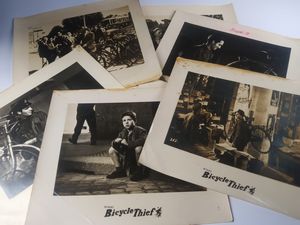 De Sica, Vittorio - Ladri di Biciclette (BICYCLE THIEVES)  - Asta Memorabilia storici e cinematografici - Associazione Nazionale - Case d'Asta italiane