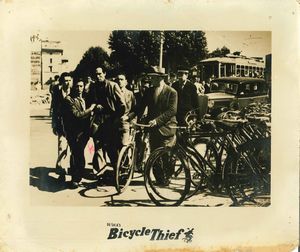 De Sica, Vittorio - Ladri di Biciclette (BICYCLE THIEVES)  - Asta Memorabilia storici e cinematografici - Associazione Nazionale - Case d'Asta italiane