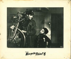 De Sica, Vittorio - Ladri di Biciclette (BICYCLE THIEVES)  - Asta Memorabilia storici e cinematografici - Associazione Nazionale - Case d'Asta italiane