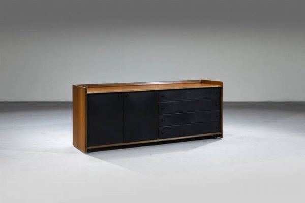 AFRA E TOBIA SCARPA : Cassettiera in legno con rivestimento in pelle e particolari in metallo. Prod. Maxalto  anni '70 cm 72x180x45 Difetti  - Asta Design - Associazione Nazionale - Case d'Asta italiane