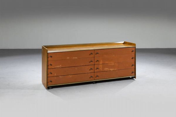 AFRA E TOBIA SCARPA : Cassettiera in legno con rivestimento in pelle e particolari in metallo. Prod. Maxalto  anni '70 cm 72x180x45 Difetti  - Asta Design - Associazione Nazionale - Case d'Asta italiane