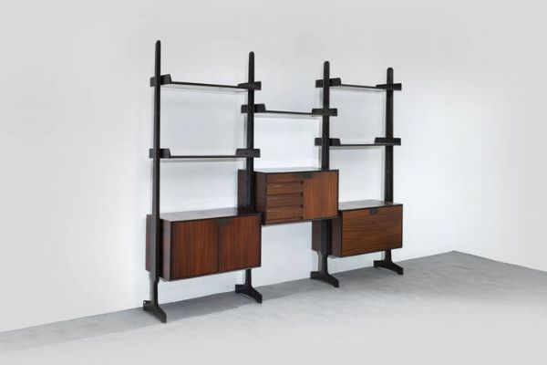 EDMONDO PALUTARI : Libreria modulare in legno e particolari in ottone. Prod. Dassi  anni '60 cm 105x254x40 5 Difetti  - Asta Design - Associazione Nazionale - Case d'Asta italiane