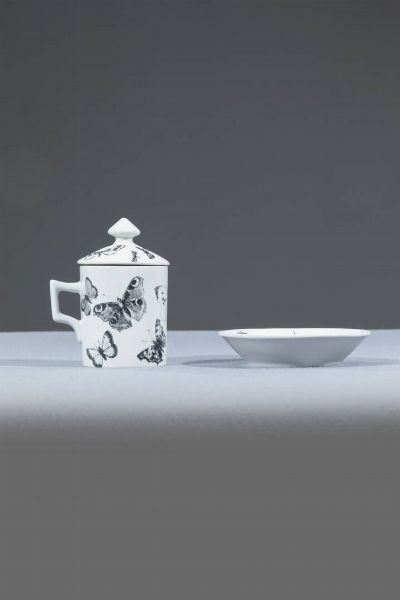 PIERO FORNASETTI Milano 1913 - 1988 : Tazza con coperchio e piattino in smalto. Anni '60 cm 16x14  - Asta Design - Associazione Nazionale - Case d'Asta italiane