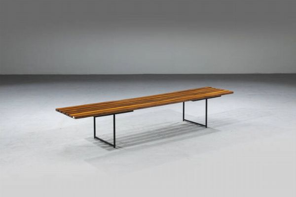 CAMPO & GRAFFI : Panca in legno con sostegni in metallo verniciato. Marchio del produttore Anni '60 cm 37x200x41 5  - Asta Design - Associazione Nazionale - Case d'Asta italiane