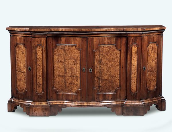 Credenza in legno a quattro ante lastronata in noce e radica, XVIII-XIX secolo  - Asta Antiquariato - Associazione Nazionale - Case d'Asta italiane