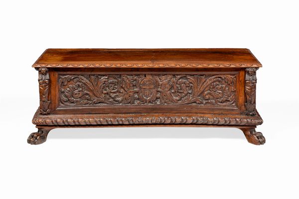 Cassapanca in legno di noce riccamente intagliato. XVII secolo  - Asta Antiquariato - Associazione Nazionale - Case d'Asta italiane