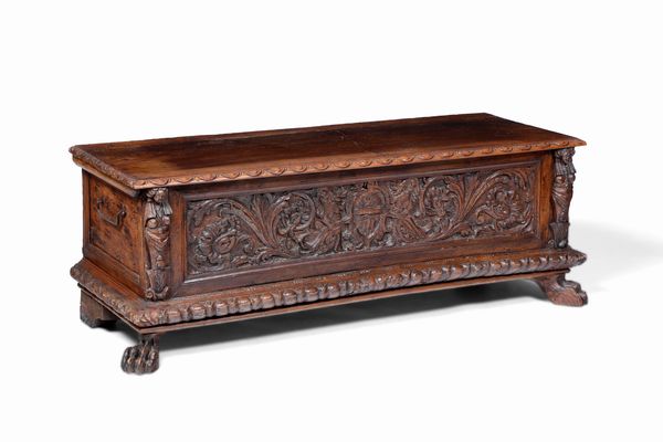 Cassapanca in legno di noce riccamente intagliato. XVII secolo  - Asta Antiquariato - Associazione Nazionale - Case d'Asta italiane