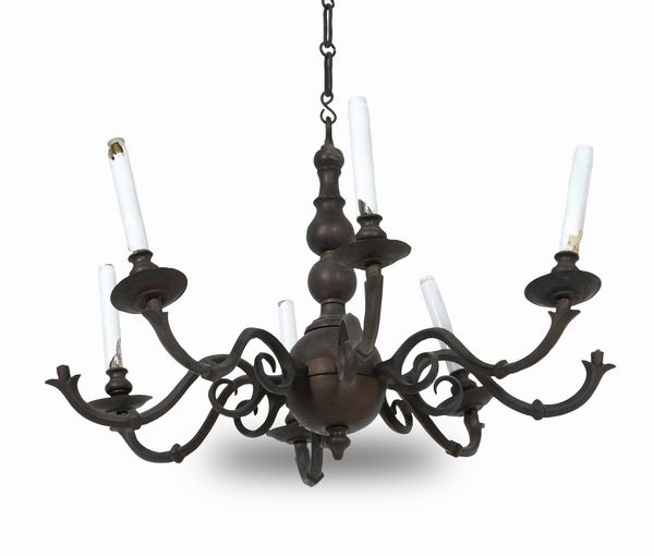 Lampadario olandese a sei luci in metallo. XX secolo  - Asta Antiquariato - Associazione Nazionale - Case d'Asta italiane