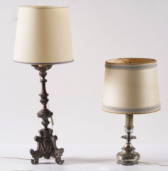 Due lampade in metallo diverse  - Asta Antiquariato - Associazione Nazionale - Case d'Asta italiane