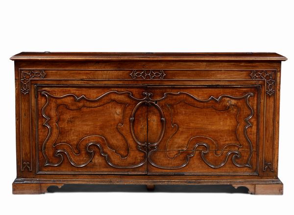 Grande credenza a due ante in legno intagliato. XIX-XX secolo  - Asta Antiquariato - Associazione Nazionale - Case d'Asta italiane