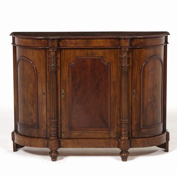 Credenza a tre ante pannellate. XX secolo  - Asta Antiquariato - Associazione Nazionale - Case d'Asta italiane