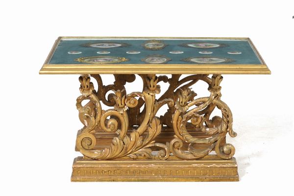 Tavolo con base in legno intagliato e dorato e piano con miniature in porcellana dipinta  - Asta Antiquariato - Associazione Nazionale - Case d'Asta italiane