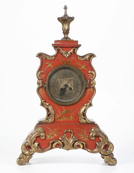 Orologio da tavolo con cassa in lacca rossa e applicazioni dorate. XIX-XX secolo  - Asta Antiquariato - Associazione Nazionale - Case d'Asta italiane