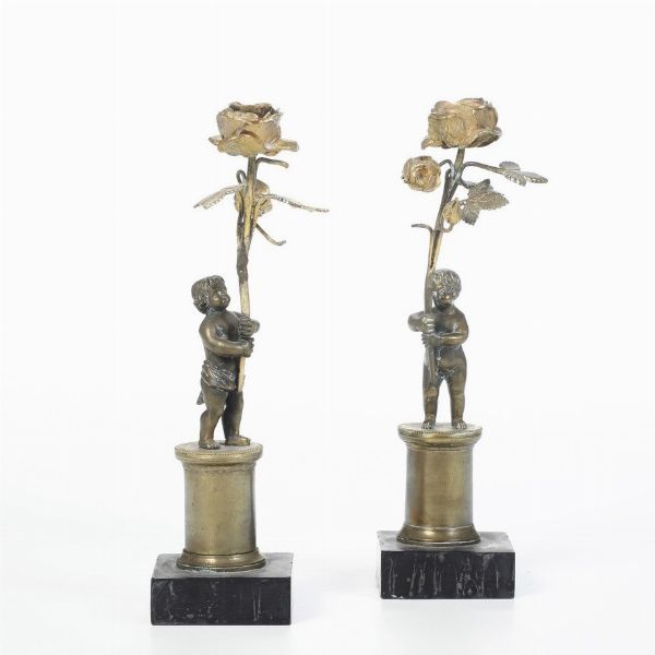 Coppia di piccoli candelieri in bronzo e ottone con putti reggicero. XIX secolo  - Asta Antiquariato - Associazione Nazionale - Case d'Asta italiane