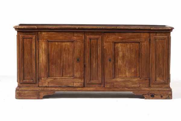 Credenza a due ante pannellate.  - Asta Antiquariato - Associazione Nazionale - Case d'Asta italiane