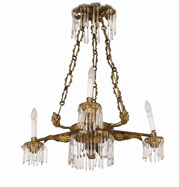 Lampadario a tre luci in metallo dorato con cristalli. XX secolo  - Asta Antiquariato - Associazione Nazionale - Case d'Asta italiane