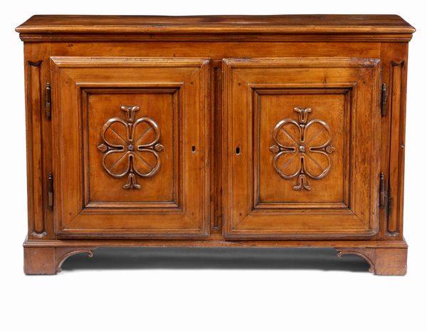 Credenza in noce a due ante pannellate. XVIII secolo  - Asta Antiquariato - Associazione Nazionale - Case d'Asta italiane