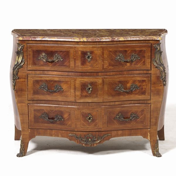 Commode in legno lastronato e filettato. XX secolo  - Asta Antiquariato - Associazione Nazionale - Case d'Asta italiane