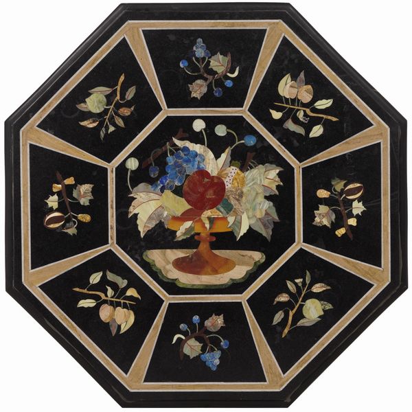 Piano ottagonale in commessi di marmo e pietre dure, firmato Fiume (?) XX secolo  - Asta Antiquariato - Associazione Nazionale - Case d'Asta italiane