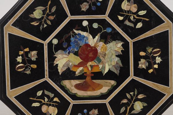 Piano ottagonale in commessi di marmo e pietre dure, firmato Fiume (?) XX secolo  - Asta Antiquariato - Associazione Nazionale - Case d'Asta italiane