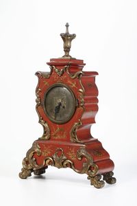 Orologio da tavolo con cassa in lacca rossa e applicazioni dorate. XIX-XX secolo  - Asta Antiquariato - Associazione Nazionale - Case d'Asta italiane