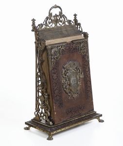 Porta documenti in metallo traforato e metallo dorato. XIX-XX secolo  - Asta Antiquariato - Associazione Nazionale - Case d'Asta italiane